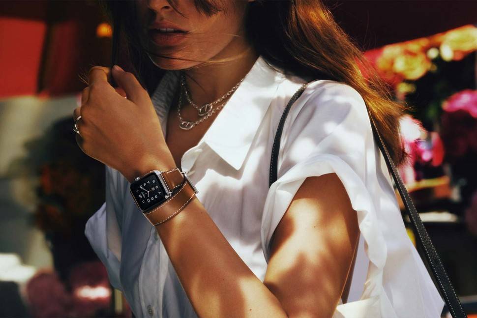 Часы apple watch на руке у девушки