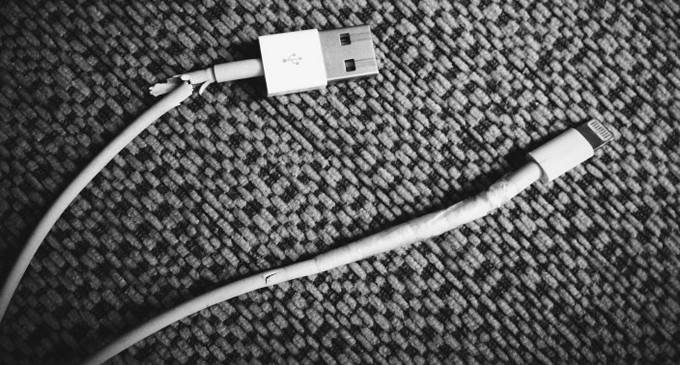 apple-lightning-cable-fray-broken.jpg